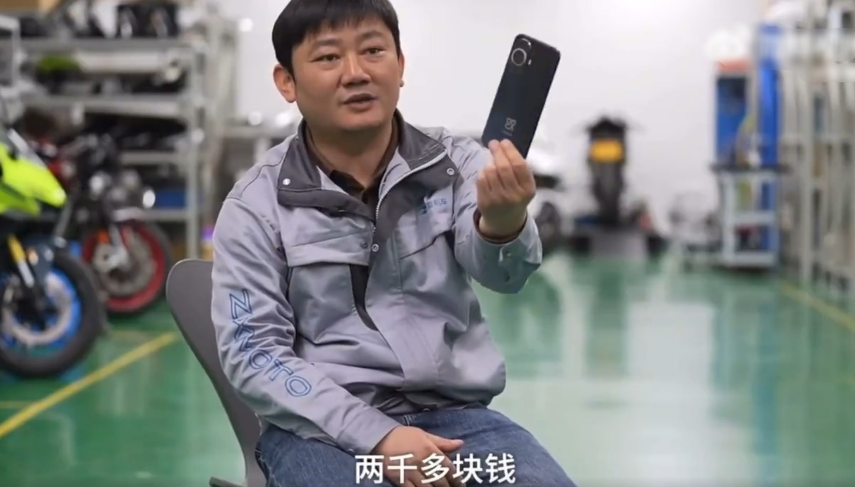 张雪身价上亿还在用两千多块钱坏手机:没给自己买过一个豪华的东西