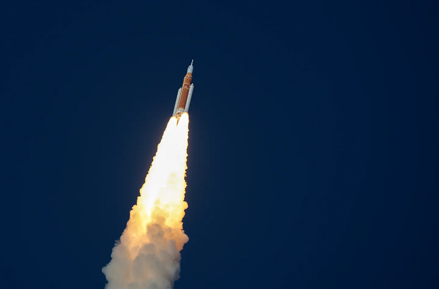 NASA“阿耳忒弥斯2号”成功发射 四名宇航员开启绕月之旅
