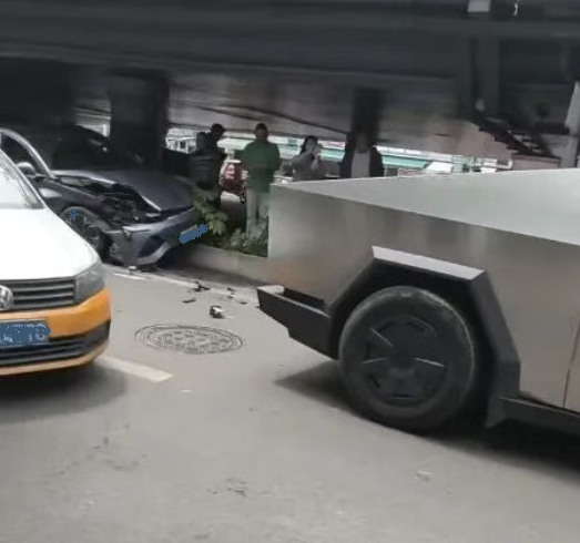 特斯拉Cybertruck国内首撞 真是一点车漆都没掉