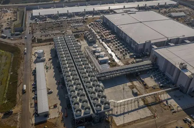 微软Fairwater AI数据中心提前上线 搭载数十万块GB200超级芯片