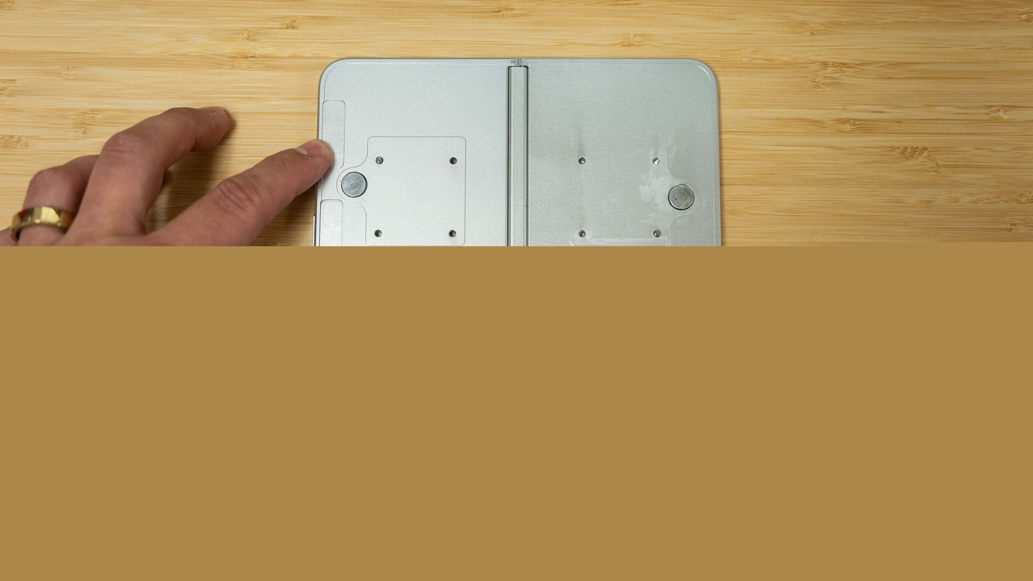iPhone Fold 折叠屏金属模型现身