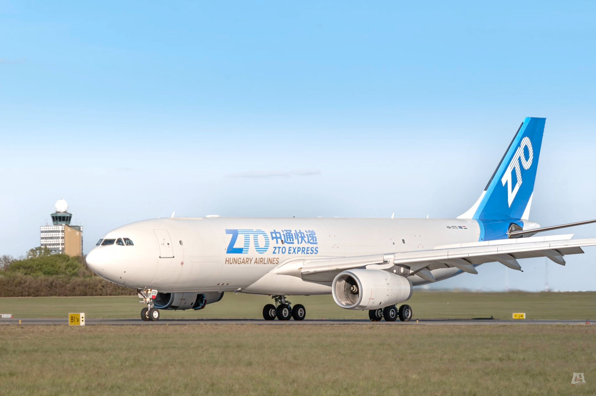 中通快递涂装的匈牙利航空第二架A330货机首次飞抵布达佩斯