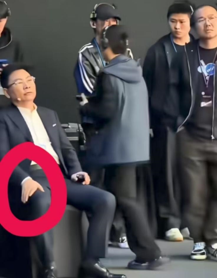 余承东缺席3月发布会原因曝光:曾在长沙摔了一跤 骨头至今不太能弯