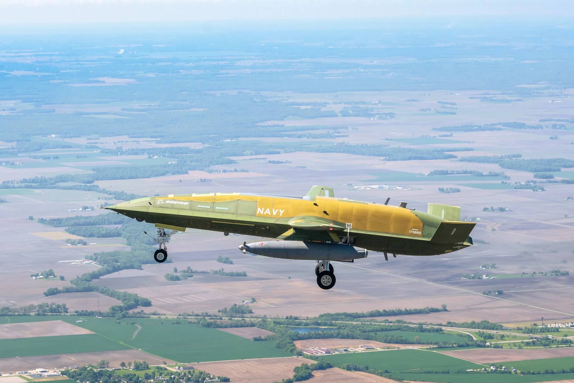 美海军首架MQ-25A“黄貂鱼”舰载加油无人机完成首次作战构型飞行