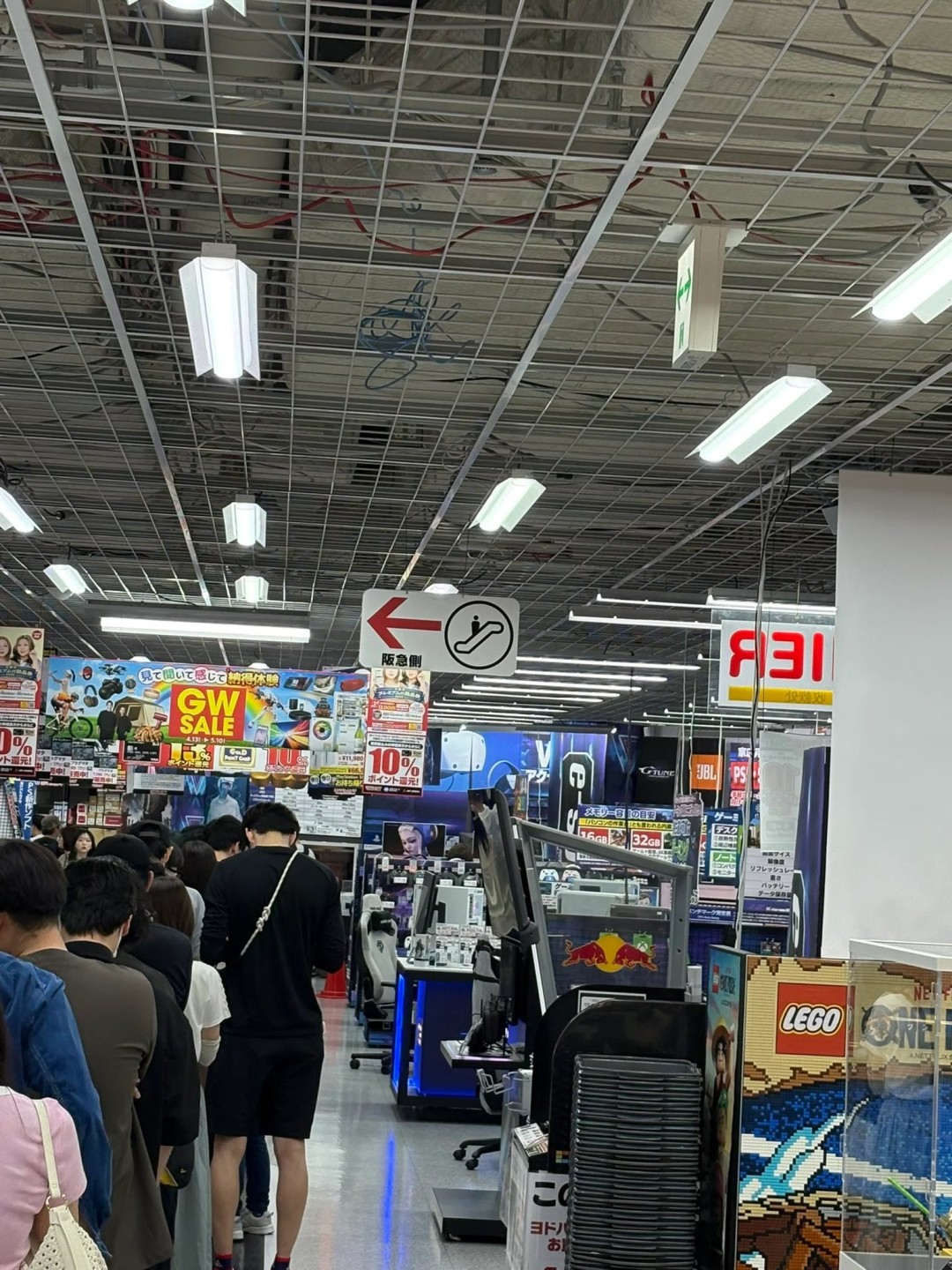 日本消费者抢在涨价前疯抢Switch2 零售店大排长龙 黄牛已提前抬价