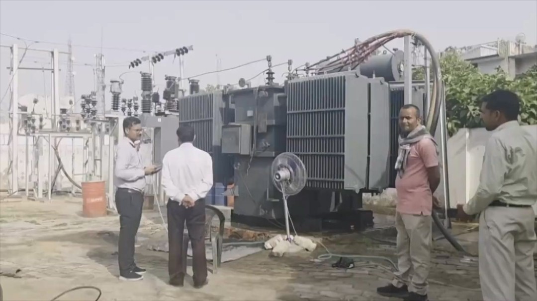 神操作 印度50℃高温下电工给变压器浇水降温