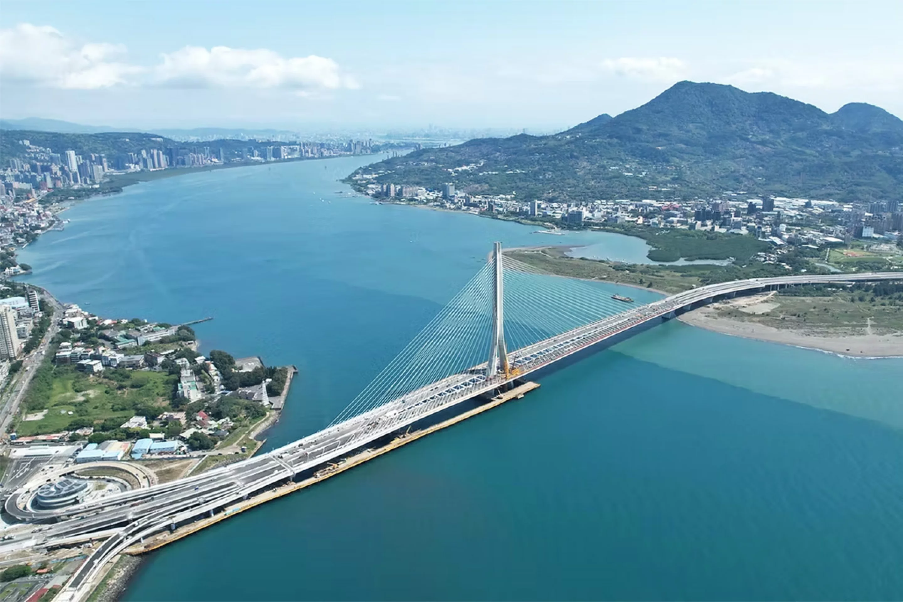 世界最长单塔不对称斜拉桥 - 台湾淡江大桥通车
