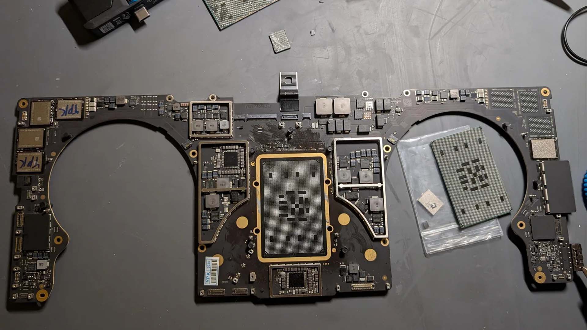 M1 Max 芯片“移植手术”成功 为一台 MacBook Pro 带来“第二次生命”