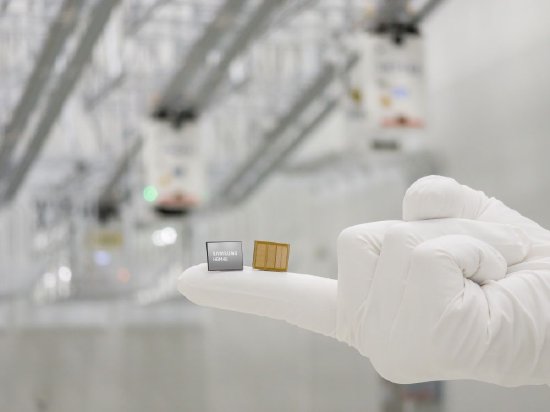 三星开始向全球客户出货HBM4E芯片样品 性能较HBM4提升超20%