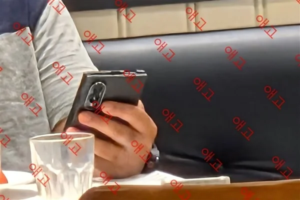 三星Galaxy Z Fold8真机被员工泄密 外观实锤