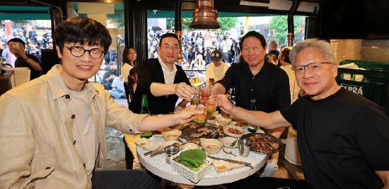 黄仁勋抵达韩国 在首尔烤肉店与韩企众掌门共进晚餐
