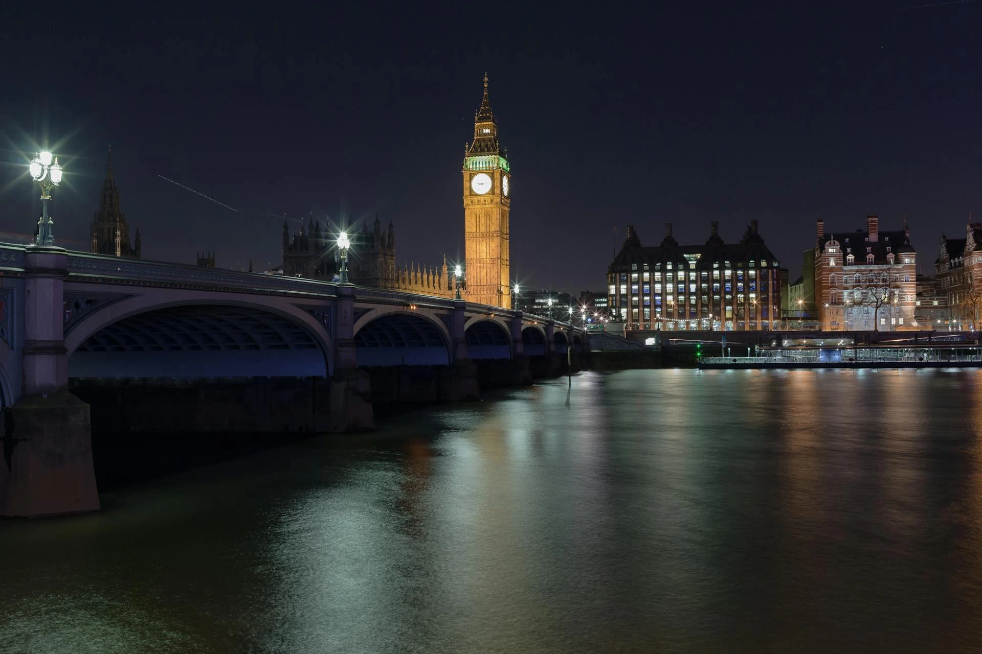 英国首相斯塔默拟禁止16岁以下青少年使用“有害”社交媒体