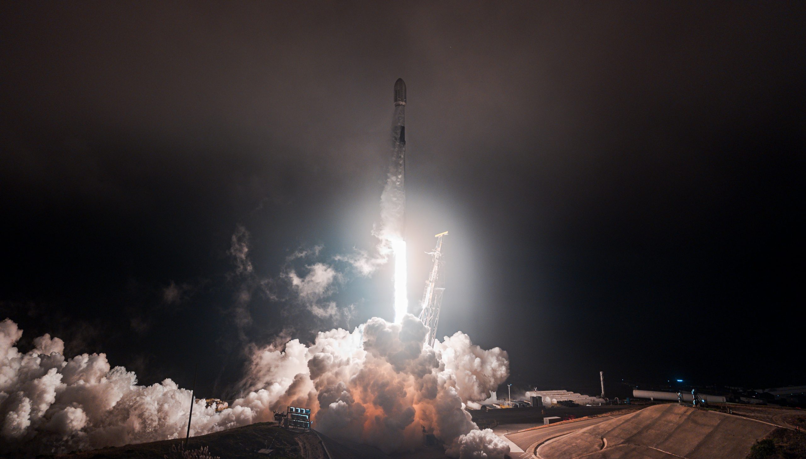 马斯克成全球首位万亿富豪后欲与英伟达深化合作 推动SpaceX AI卫星计划