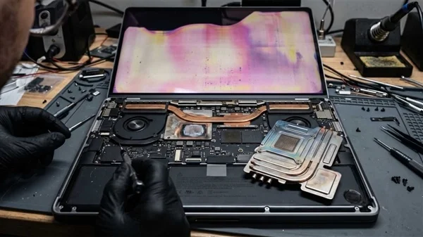 苹果MacBook Pro屏幕变色 因极限负载下芯片温度突破100℃