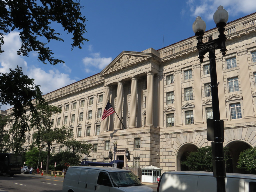 美国暂缓将中国DeepSeek列入贸易黑名单 逾百家风险企业待公布