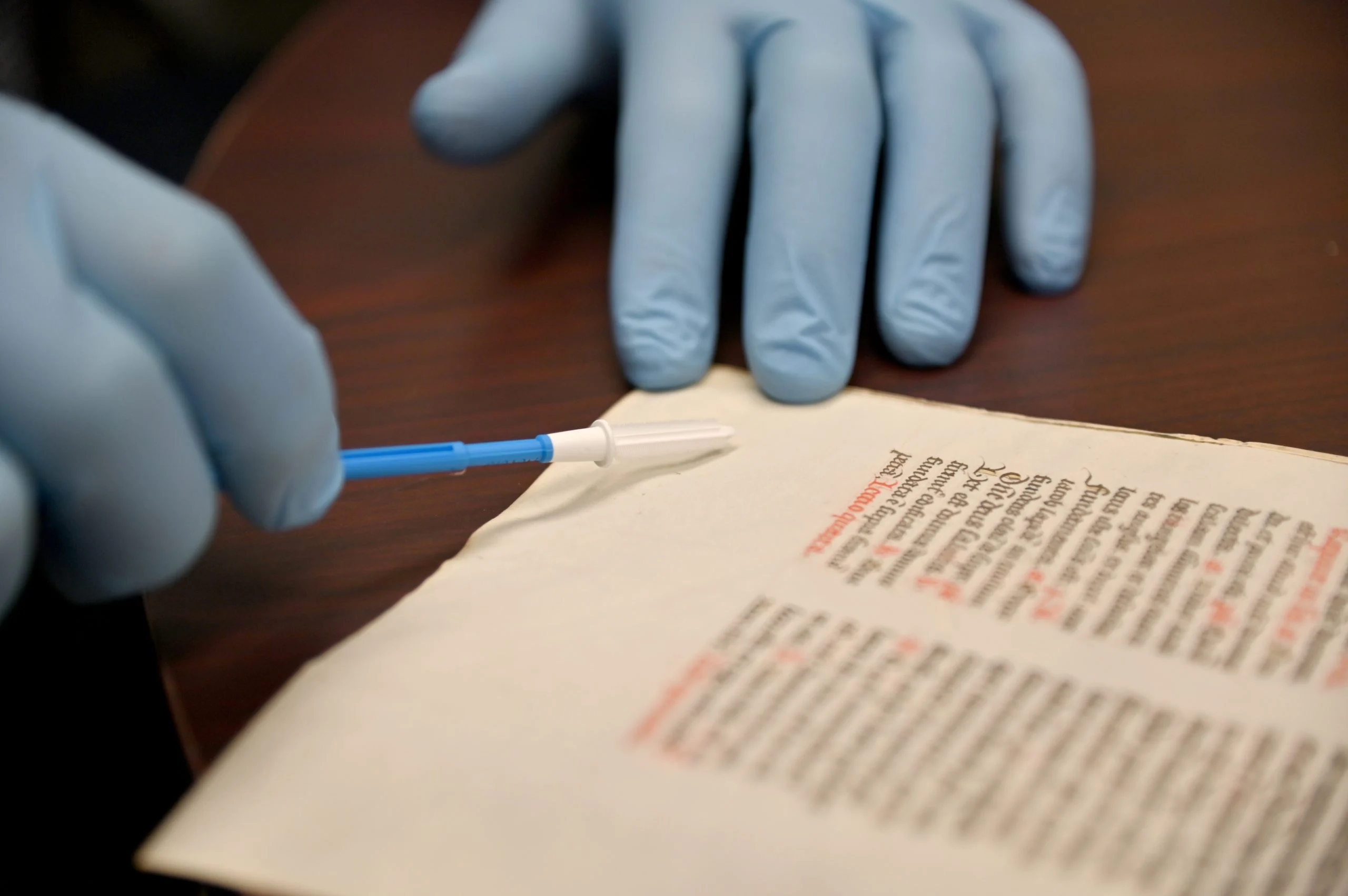 科学家获取到1300年前羊皮纸中的隐匿DNA
