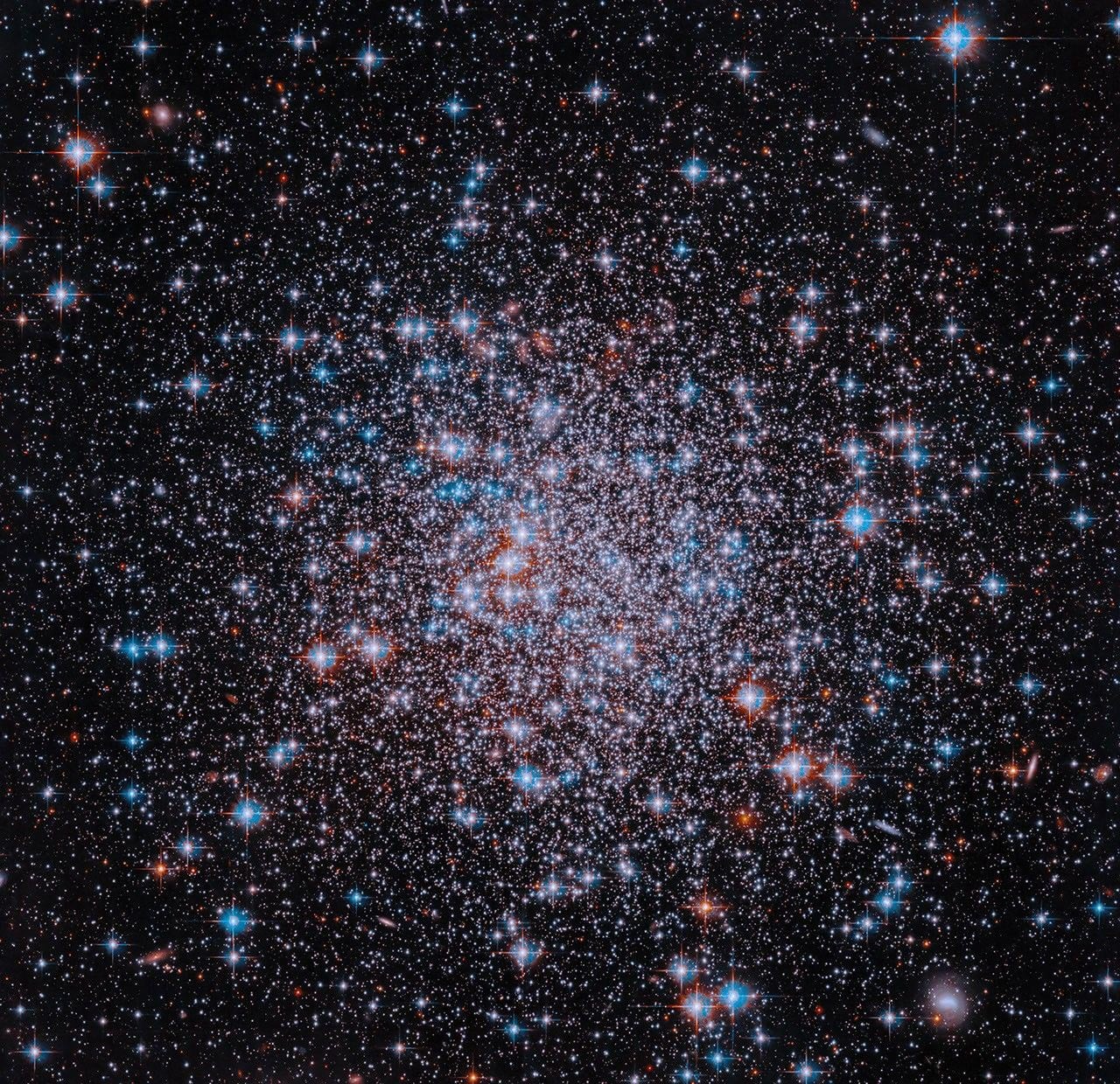 庆祝美国250周年 哈勃望远镜送上点亮早期宇宙的球状星团NGC 6426图像