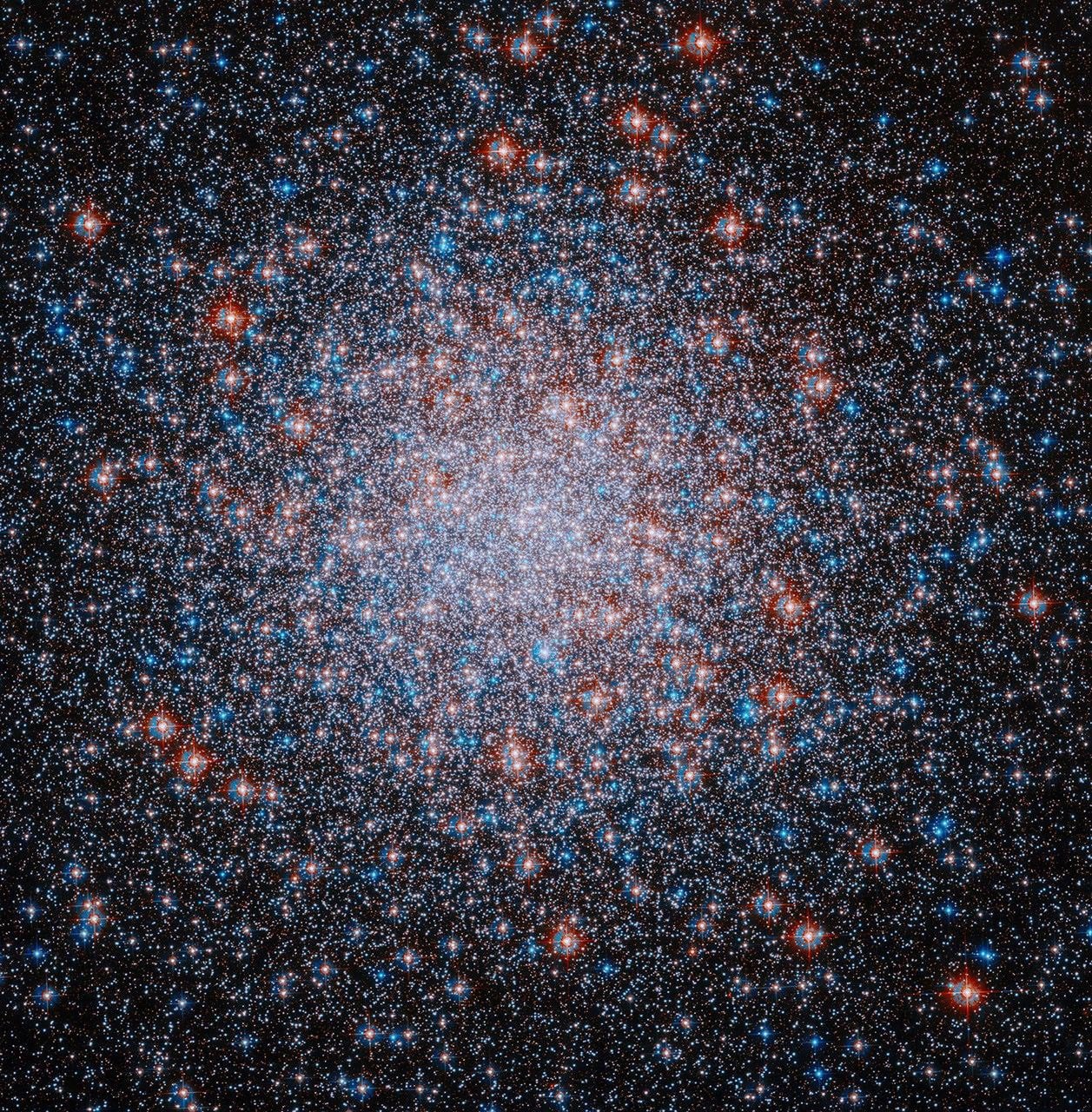 NASA哈勃望远镜发布“星条旗”壮丽星团图像 呈现逾50万颗古老恒星