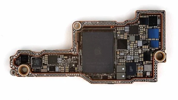 iPhone 18 Pro主板图纸流传 华强北卖家称无法复刻真机