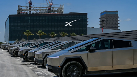 马斯克财富过山车:SpaceX自高点腰斩 特斯拉同步创年内新低