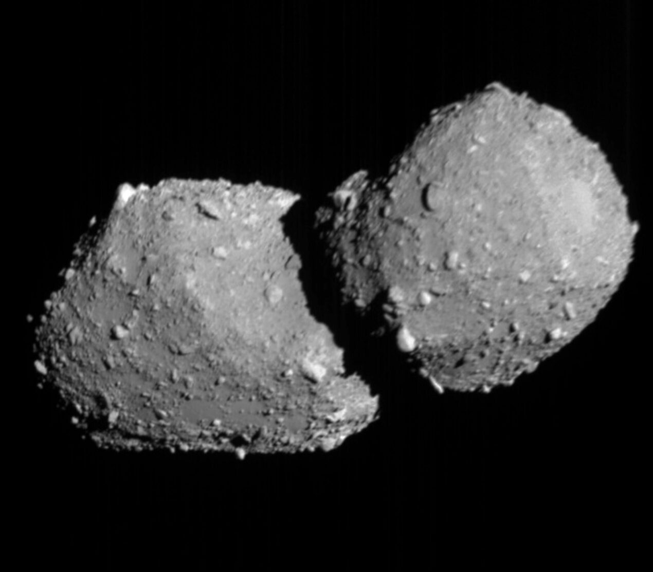 日本“隼鸟2号”探测器以400米距离距离飞掠小行星