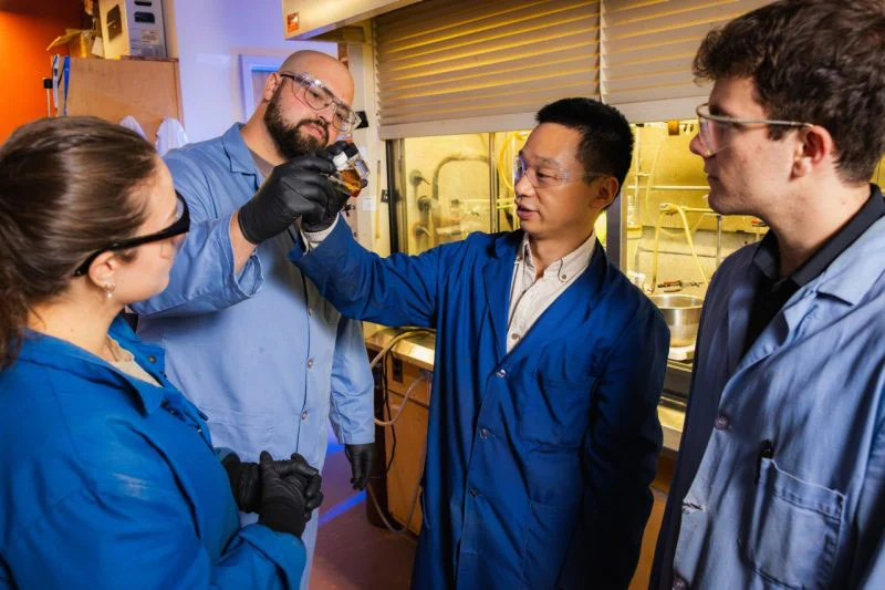 科学家成功将全球最难回收的塑料之一转化为发动机机油