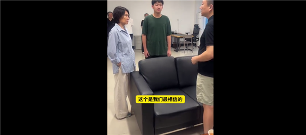 董明珠现身格力技工学校 观看面试环节 还与15岁学生比身高