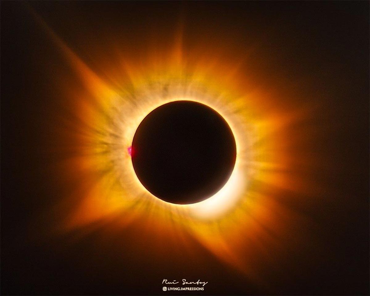 太阳日冕平日呈白色 这次在西班牙却染上一片金黄