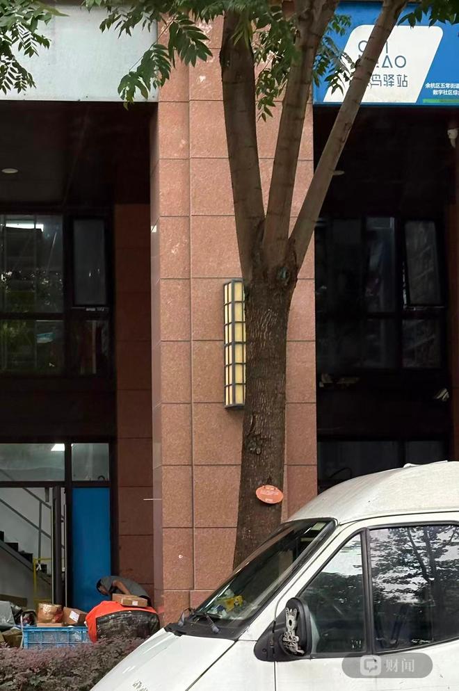 快递送货上门,怎么成了消费者和快递员之间的火药桶?