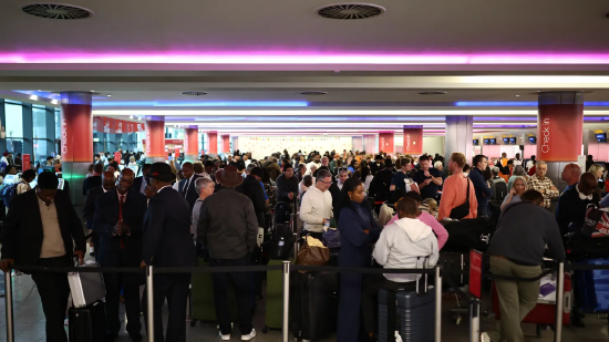 希思罗机场大规模航班中断后 英国空管负责人排除网络攻击可能性