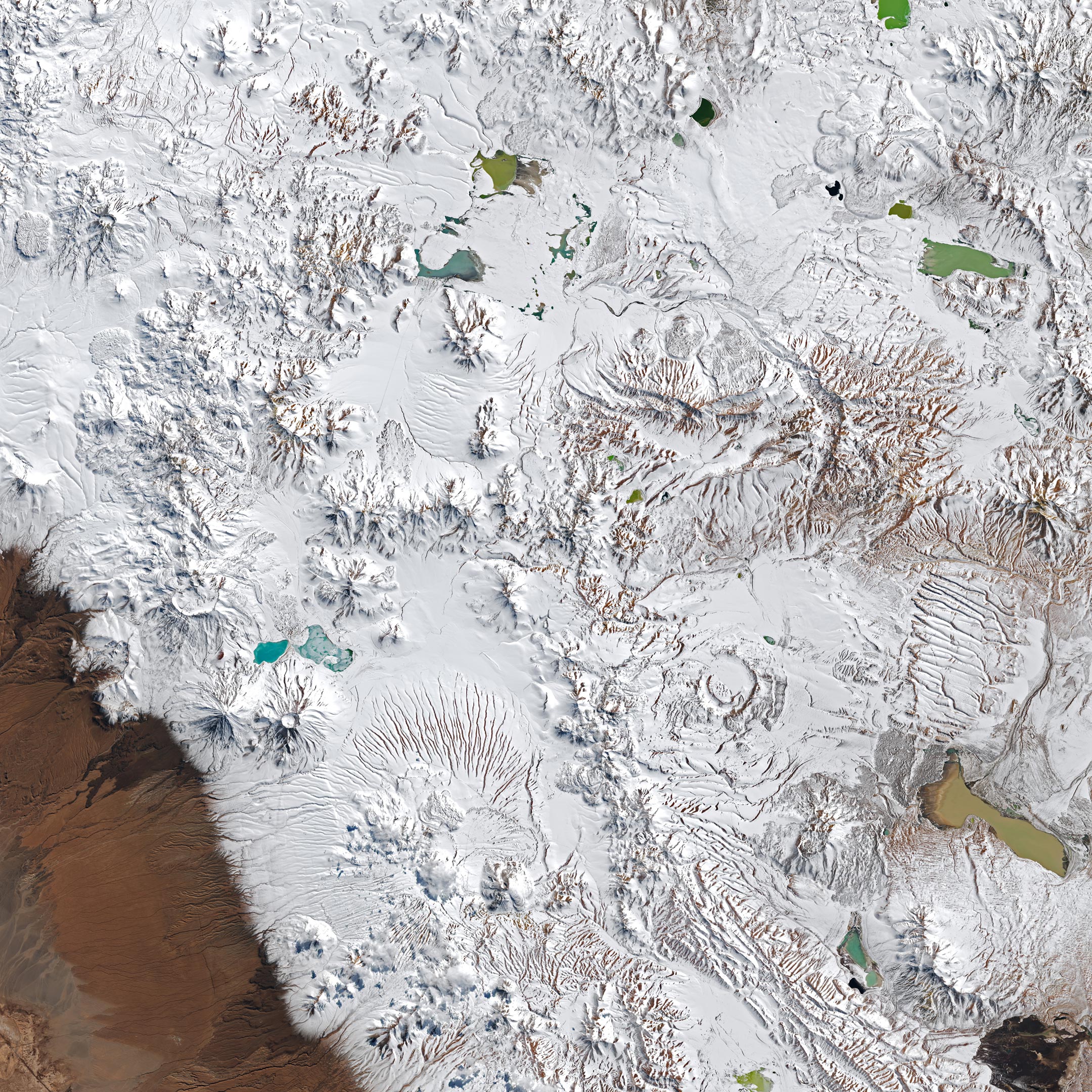 地球最干旱地区之一遭遇异常冬季风暴 阿塔卡马沙漠罕见披上白雪