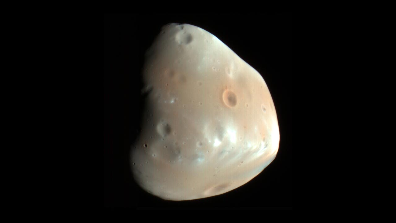 新研究揭示火星卫星火卫二巨大凹陷与光滑表层成因