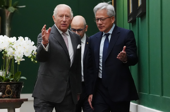 英国国王召集峰会聚焦AI风险 黄仁勋称不够安全的产品应推迟推出