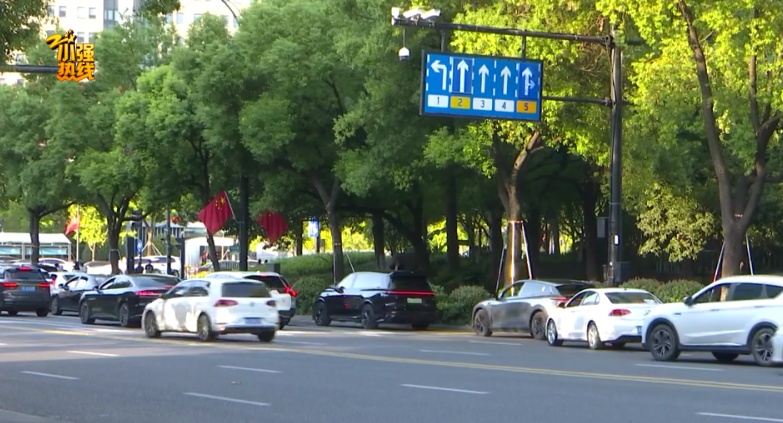两个女儿坐顺风车半路被赶下车 扬言“不坐就滚下去”