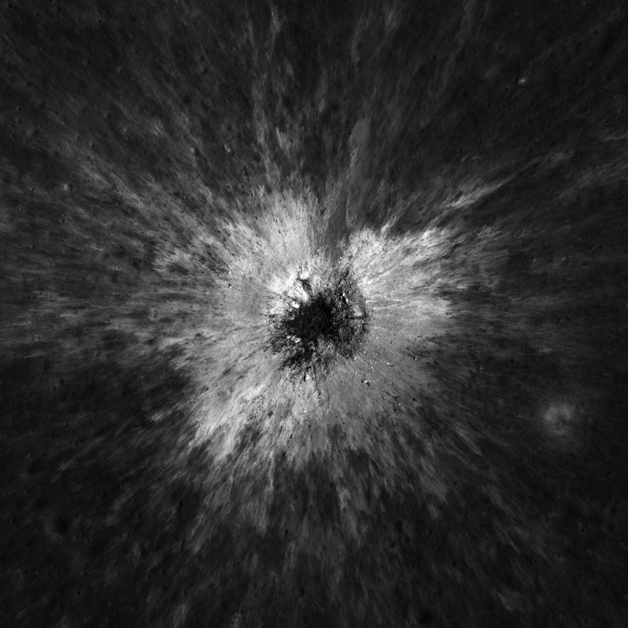 NASA发现月球新陨坑:直径超220米 为太阳系已知最大新生撞击坑