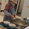 网友偶遇刘强东母亲在京东食堂煮饺子 衣着朴素待人随和