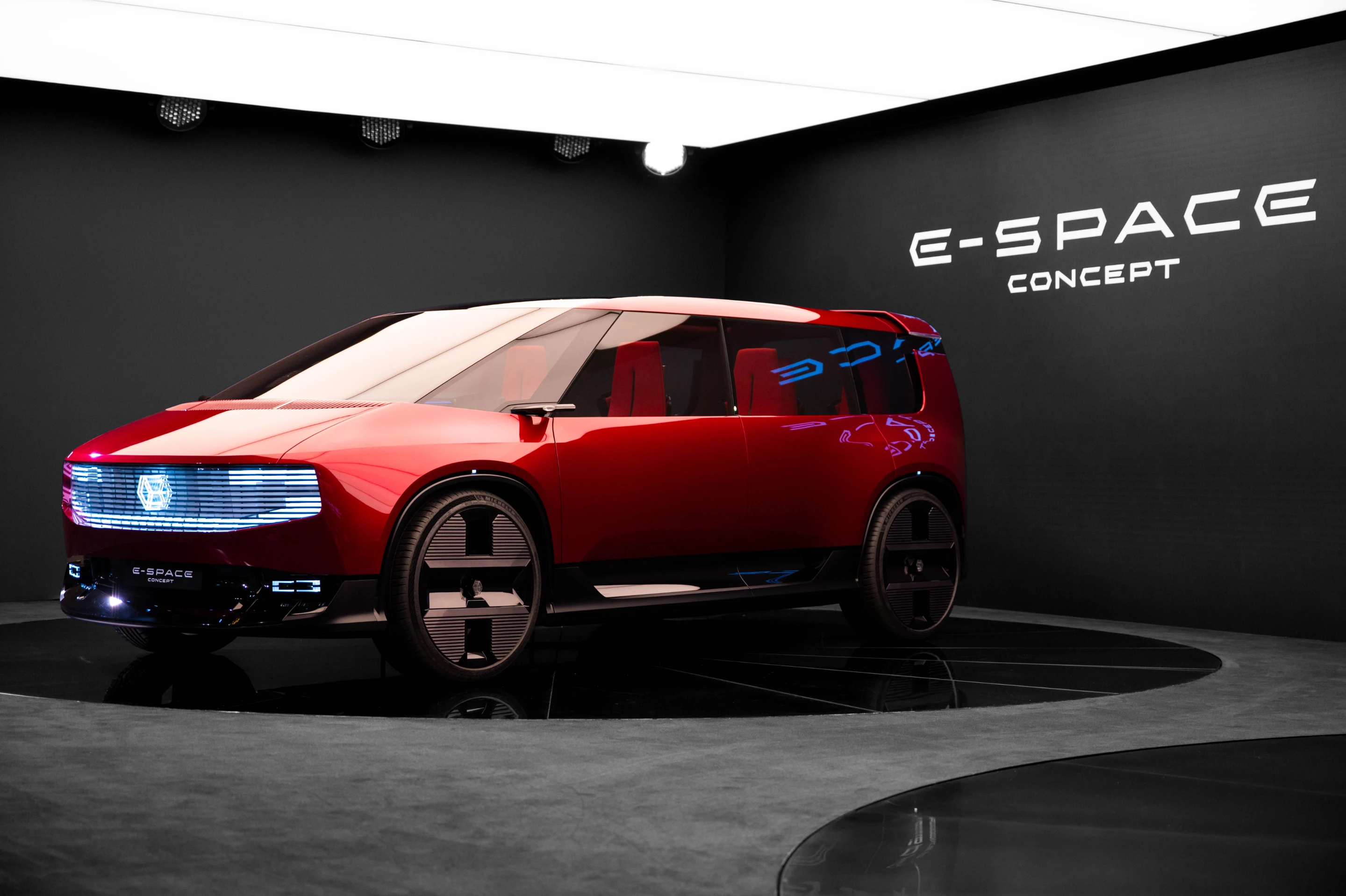 雷诺E-Space概念车亮相巴黎车展 六座灵活座舱重塑家用电动MPV