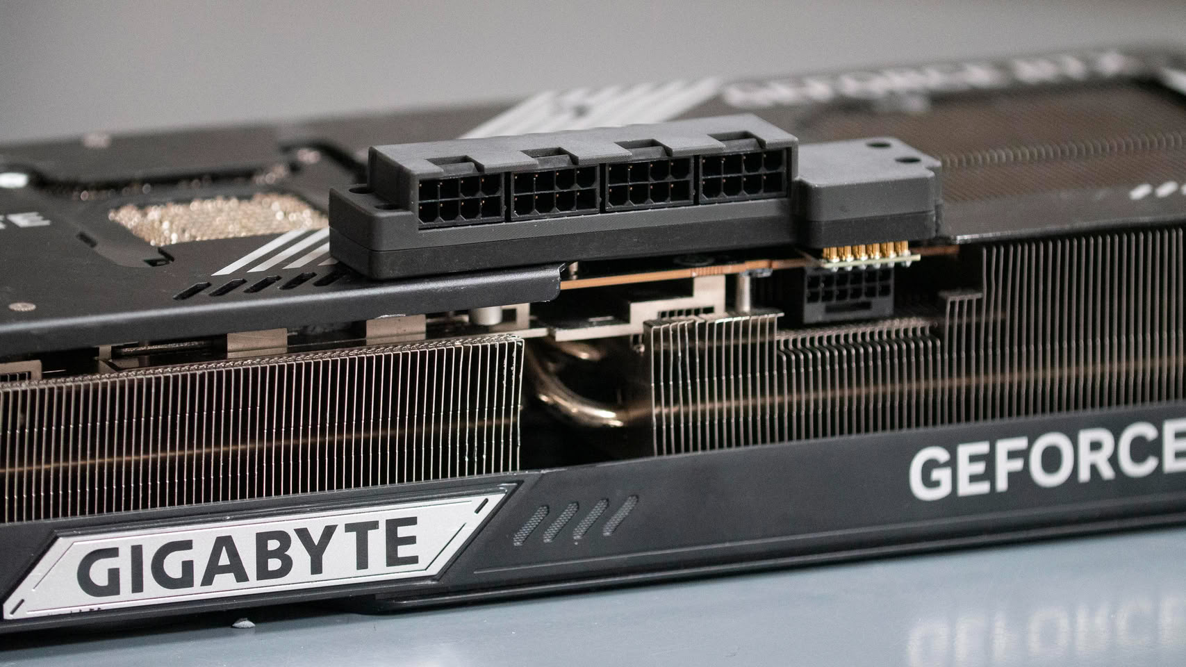 改装玩家为RTX 5090加装四个8针供电接口 单根导线电流降低近一半