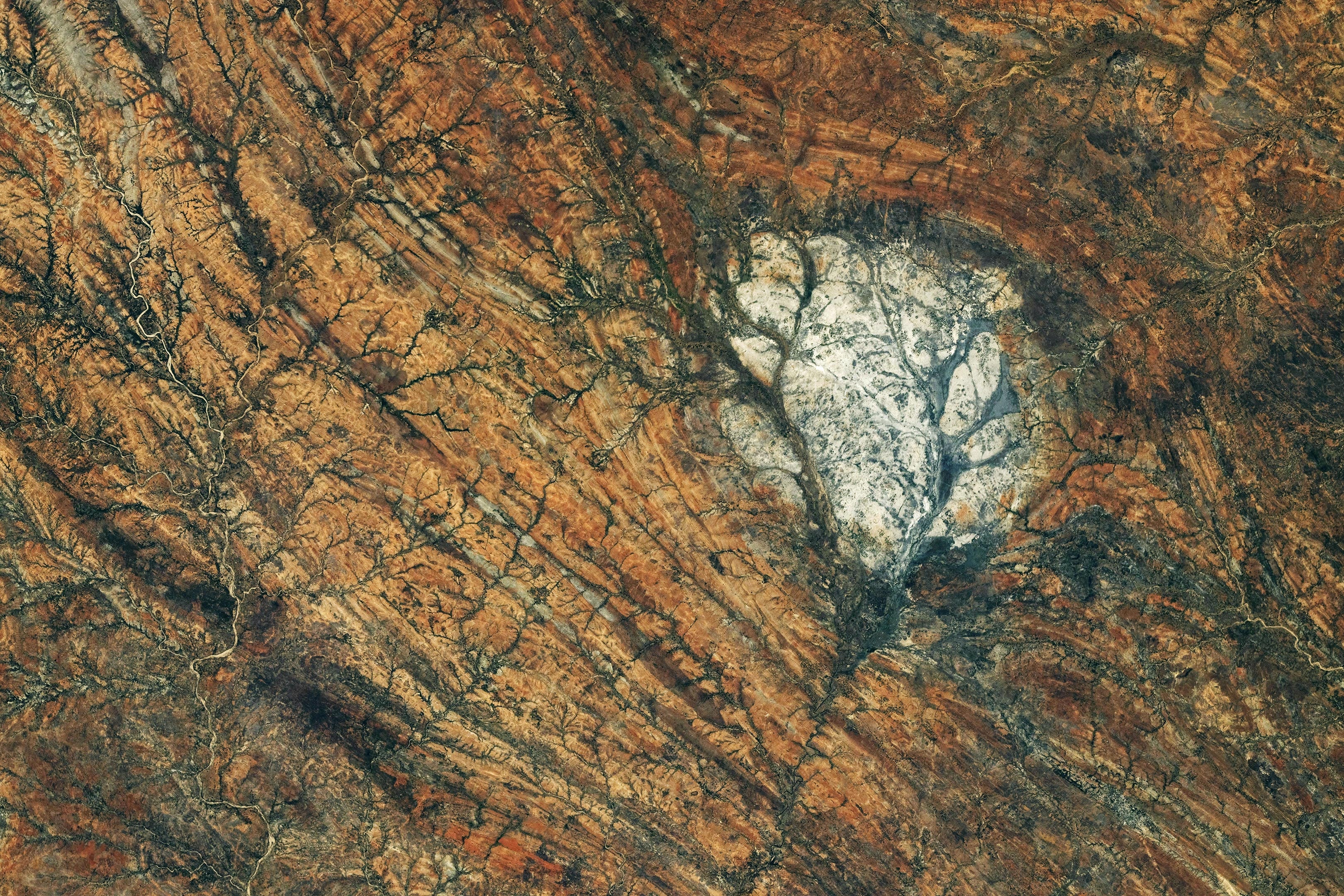NASA宇航员从太空拍到马达加斯加“月球高地”般的古老岩体
