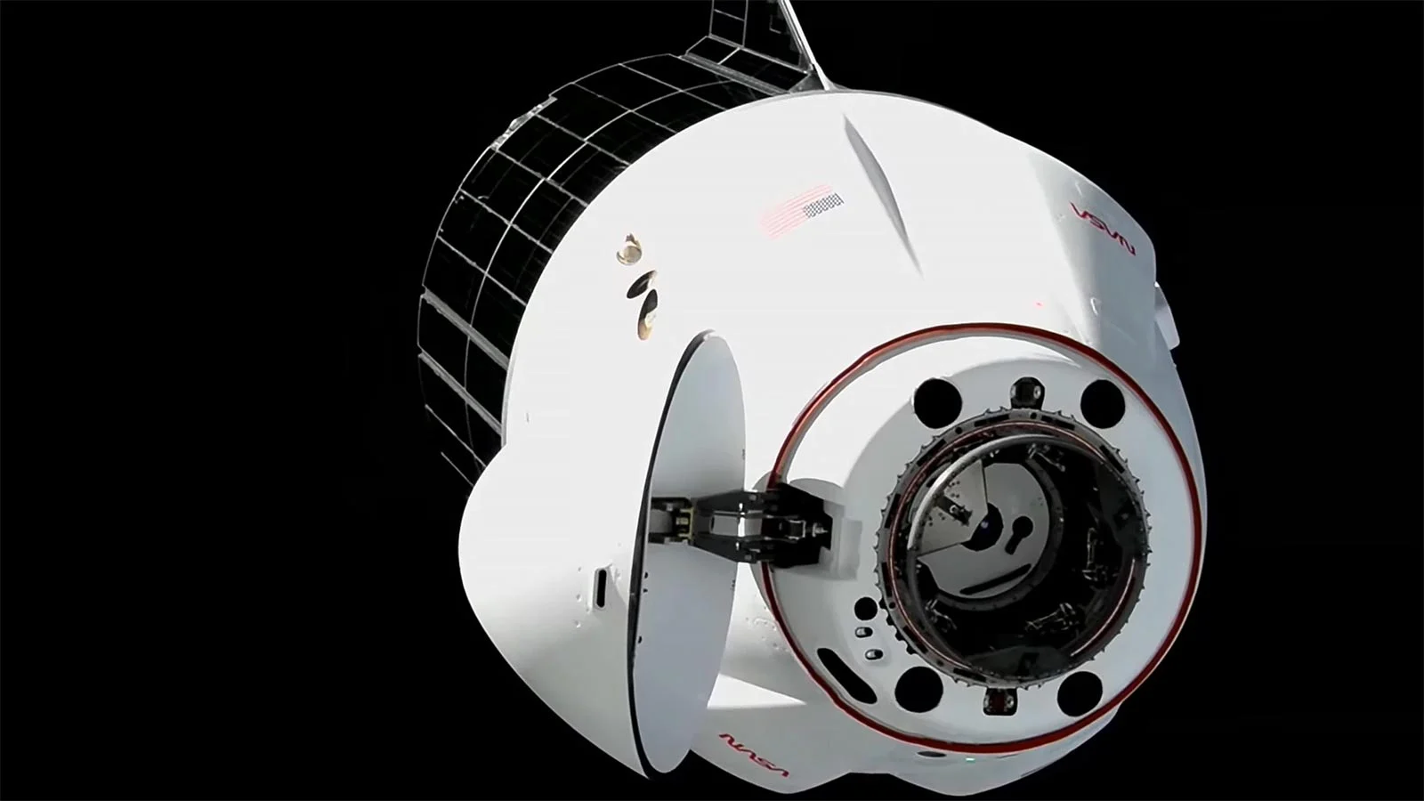 SpaceX“龙”飞船向国际空间站运送前沿科研载荷 新太阳能阵列即将完成部署