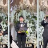 中国新娘婚礼送新郎5090当结婚礼物 新郎当场落泪