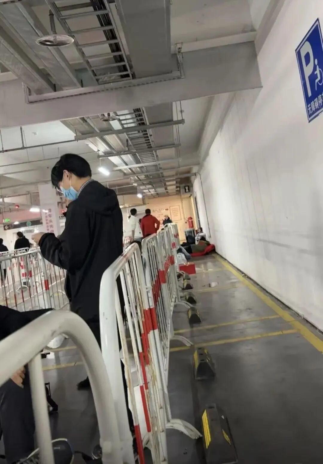 iPhone Duo明日开售 有人店外打地铺提前2天排队 168元可转让排队位置