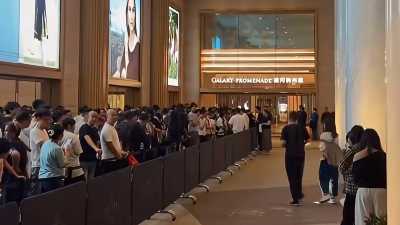 iPhone Duo开售前全球果粉排队抢购 供应紧张或让多数人空手而归