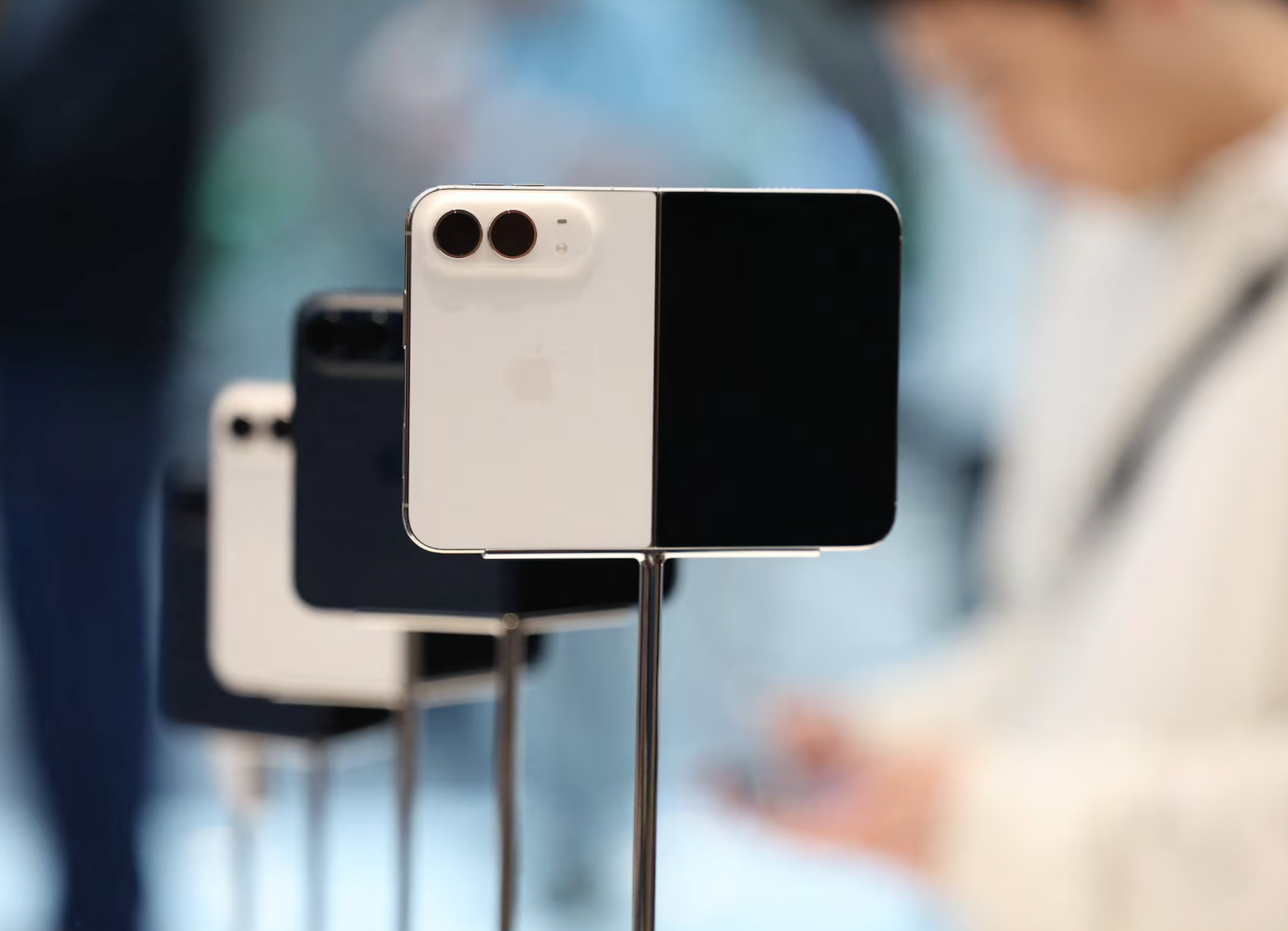 知名评测者认为iPhone Duo就像一台“精致的原型机”